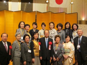 沈代表を囲んでの記念撮影