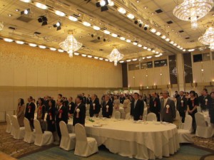 パーティには約100名が出席した