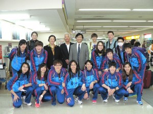 文化大學女籃隊一行人抵達那霸機場