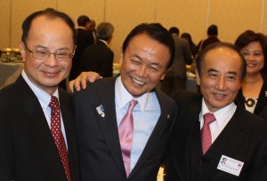 駐日代表沈斯淳(左)與副首相兼財務大臣麻生太郎(中),與立法院長王金平(右)在APPU年會歡迎會上合影