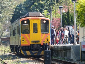 内湾駅に到着した列車