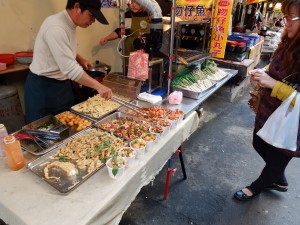 内湾には屋台が沢山。客家や原住民のグルメも楽しめる