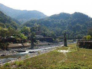 清流とつり橋。のどかな光景が広がる五峰