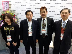 (左から)十二慶子さん、十二慎一郎さん、河合紀幸さん、金森誠さん