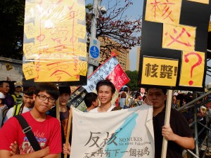 「ノーモア福島」の旗を掲げる政治大学の学生グループ