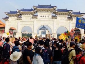 デモ隊は多くの観光客が集まる中正記念堂も通過した