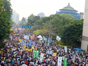 走海南路的遊行隊伍。根據主辦單位宣佈,台北場參加人數為10萬人次
