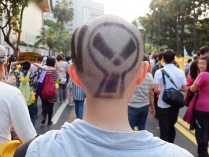 把頭發剃成反核圖案的女生。吸引很多人目光