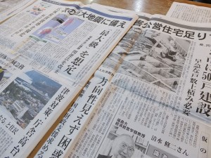 現在も震災報道に多くの紙面が割かされている福島民報も、安孫子監督が持参したもの