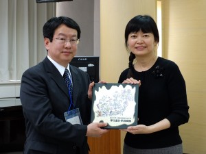 森和茂安積高校教頭(左)と黄芳芷実験高校校長