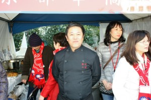 大阪春節祭にて(京都華僑総会ブースで牛肉麺大繁盛)