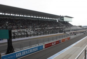 鈴鹿サーキットレーシングコースとグランドスタンド