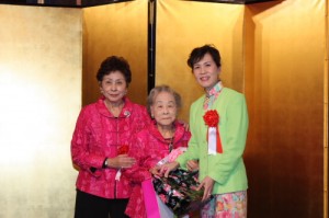 羅王明珠名誉会長から沈代表夫人へ記念品贈呈
