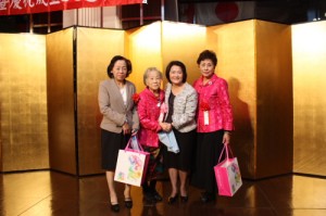 留日東京華僑婦女会から羅坤燦副代表夫人、陳調和副代表夫人へ記念品贈呈