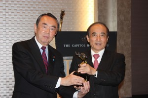 記念品交換の行う平沼赳夫日華懇会長(左)と王金平立法院院長(右)