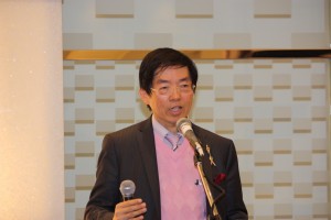 挨拶する周東寛さん
