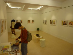 主に日本人アーティストの作品を展示する金魚空間