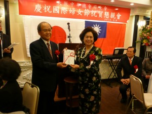 大阪中華總會會長洪勝信贈活動基金