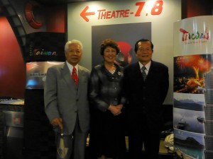 (左)大阪府議日華親善議員聯盟會長永野孝男、(中)大阪市議長辻淳子、(右)大阪辦事處處長黃諸侯