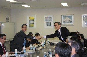 日方代表小松道彥團長(左)和台灣代表周學祐團長(右)於會議開始前握手合影