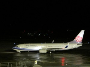 夜7時50分の第1便は台湾に向け飛び立った
