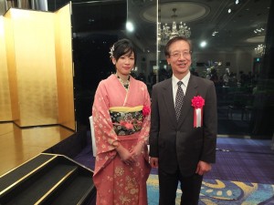 謝依旻與駐日代表處副代表羅坤燦(右)合影