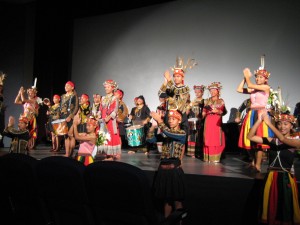 瑪家國中學生身穿原住民傳統服飾,在櫻坂劇場表演原住民傳統舞蹈