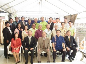粘處長夫婦及僑會林國源會長與議員連盟成員合影。