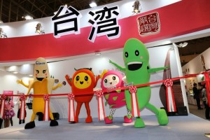 可愛的農產品人偶,吸引現場賓客的目光