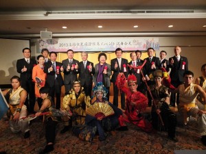 參加「旅行台灣首選高雄」記者會的貴賓,和專程來到日本表演宋江陣的學生們合影
