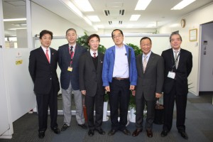 (左から)大田市場花き事業協同組合朱恭亮理事長、株式会社フラワーオークションジャパン宮本至朗会長、張建国亜東親善協会副会長、株式会社フラワーオークションジャパン藤澤俊三社長、大江康弘参議院議員、大田市場花き事業協同組合中田靖也副理事長
