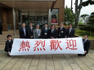 駐福岡辦事處處長戎義俊(右3)受到平戶市相關幹部熱烈歡迎情形