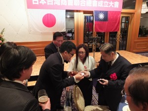 東京台灣商會會長錢妙玲,趁機帶著商會幹部與亞總總會長柯昭治致意