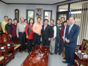 南投縣水里鄉鄉長江龍漢一行人拜會駐福岡辦事處處長戎義俊,並合影留念