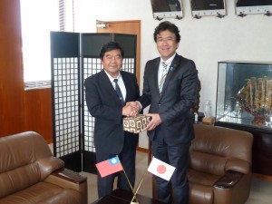 戎義俊處長(左)與黑田成彥市長(右)互贈紀念品