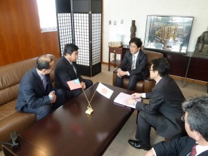 駐福岡辦事處處長戎義俊與平戶市市長黑田成彥交換意見