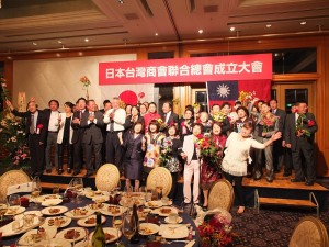與會嘉賓在舞台上齊唱《愛拼才會贏》