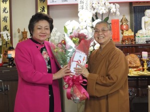 國際佛光會關東協會神奈川分會會長河維寧(左)致贈花束給依來法師(右)