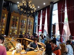 開放的でモダンな店内