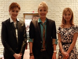 男役トップ柚希礼音さん(中央)、娘役トップ夢咲ねねさん(左)、男役二番手紅ゆずるさん(右)。