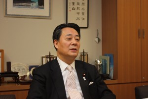 インタビューを受ける海江田衆議院議員