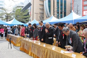 黙祷する来賓の皆さん