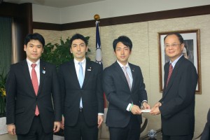 義援金を贈呈する小泉進次郎自民党青年局長