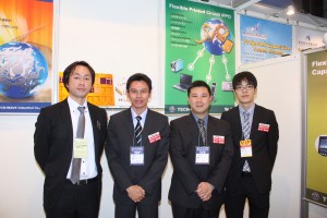 株式会社アトライズ ヨドガワ 石川武弘 モバイル・デバイス事業部NBプロジェクト推進チーム開発技術担当(左)、同賈雷氏(右)、唐威科技股份有限公司(テックウエーブ)業務経理杜宗澤氏(右2人目)、業務部副理周柏宏氏(左2人目)