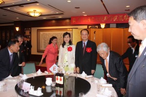 会場入りした沈斯淳代表夫妻