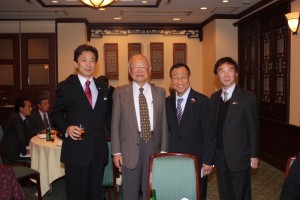 呉正男さんを囲んで