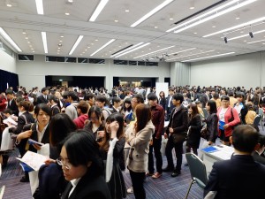 多くの来場者が集まった会場