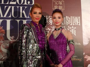 柚希禮音さん(左)と夢咲寧寧さん