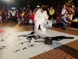 以巨大毛筆配合音樂寫出「櫻」的國字,吸引觀眾的目光