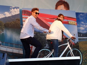 エア自転車に興じる一幕も